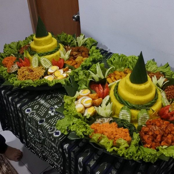 nasi tumpeng binong